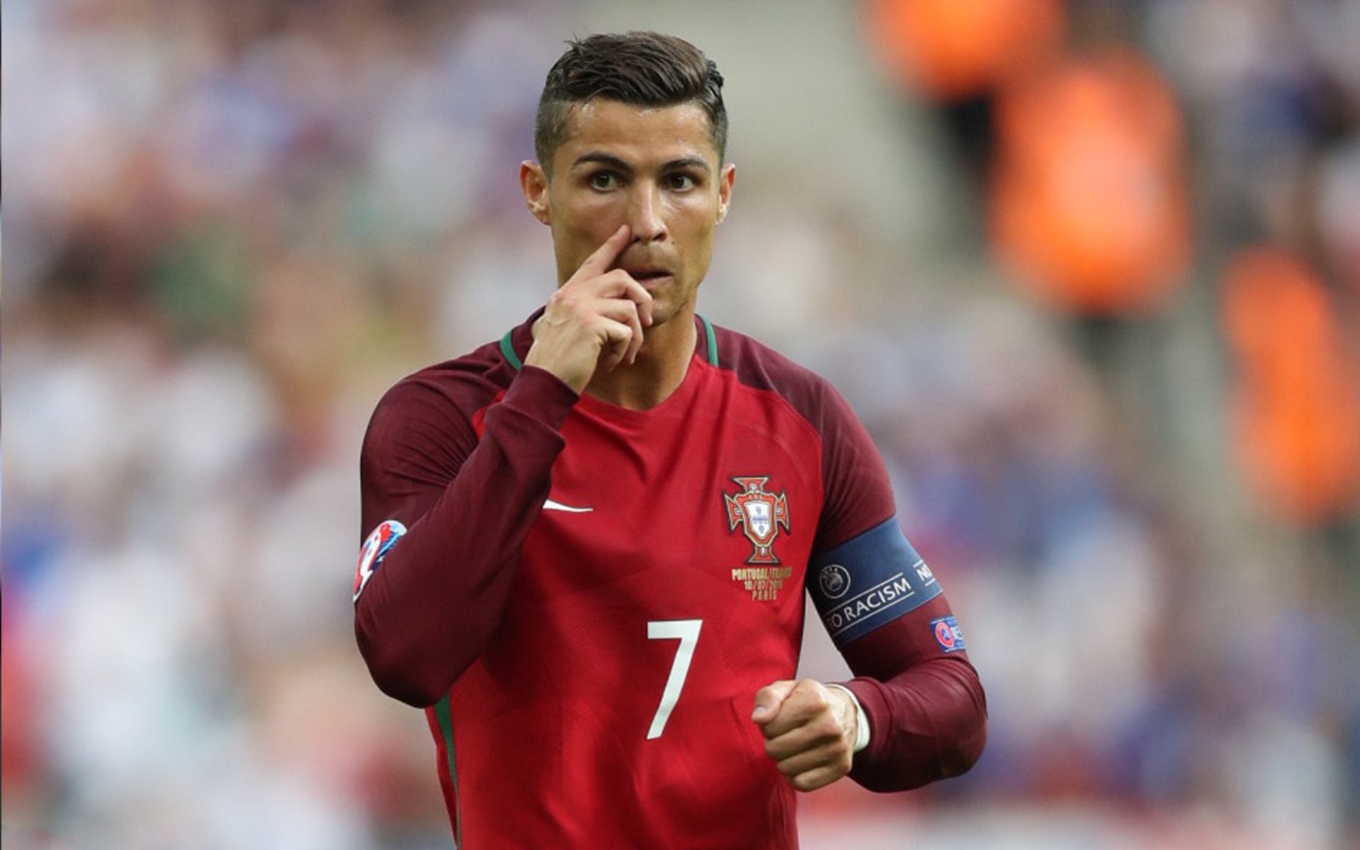 赫罗纳紧密配合拉扯防线完成突破，赫罗纳队徽